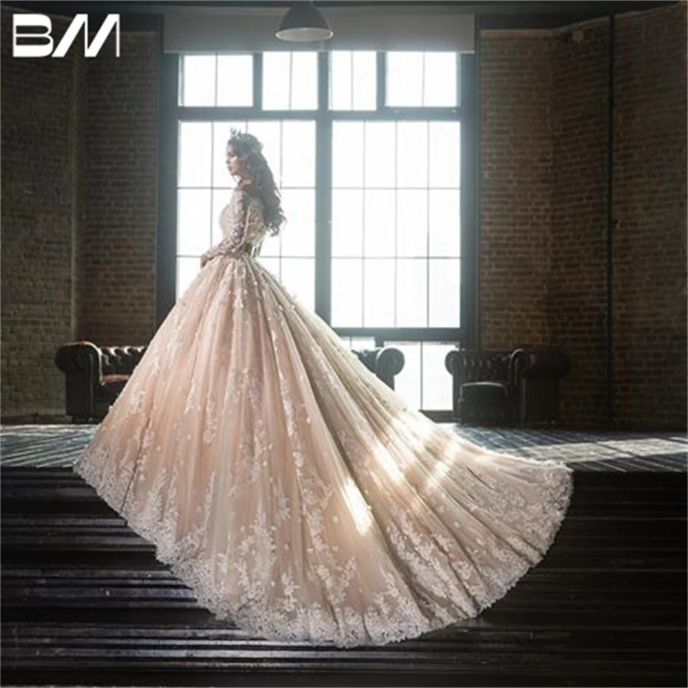 Рисунок 3 - Женское свадебное платье с длинным рукавом