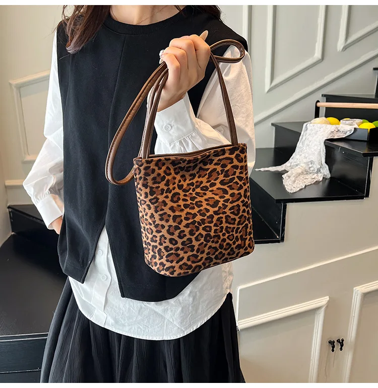 Neue Frauen Kleine Umhängetasche Koreanische Minimalistischen Maillard Wildleder Umhängetasche Retro Leopard Print Mini Eimer Tasche – Detail 14