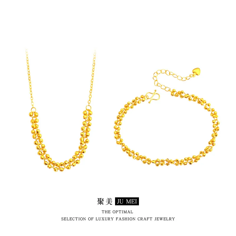 أضيفي رونقاً متماثلاً لعنقكِ ويدكِ معاً في آن واحد