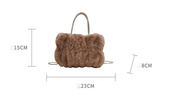 Petite fée occidentalisée d'hiver 2023, avec nuages pliés, sac à bandoulière en peluche et à la mode_voghion.com