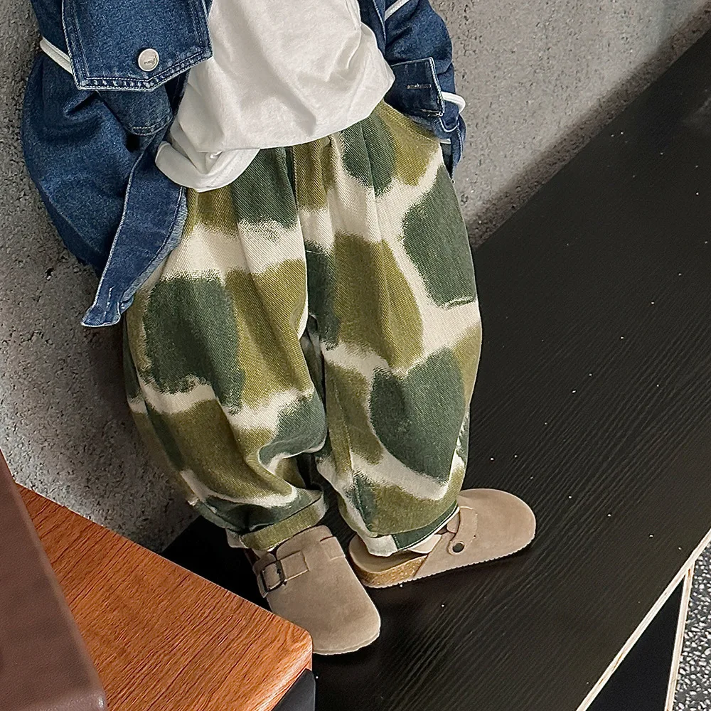 

Детские брюки, новинка сезона осень, повседневные Модные свободные брюки с принтом для мальчиков и девочек в Корейском стиле, модная плиссированная детская одежда