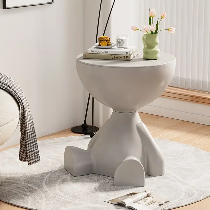 طاولة بجانب السرير باللون الكريمي