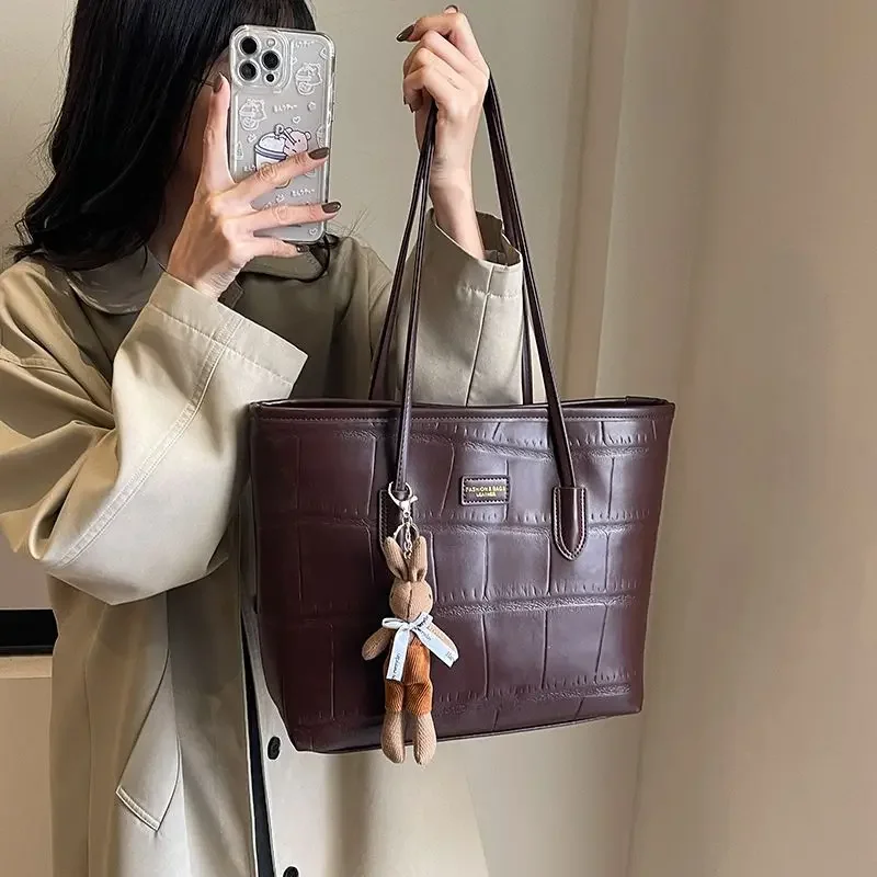 

Miracle Kira Winter Autumn/Winter Large Capacity Commuting Luxury Tote Bag for Women's 2023 New Popular Brown Shoulder Bag Gifts