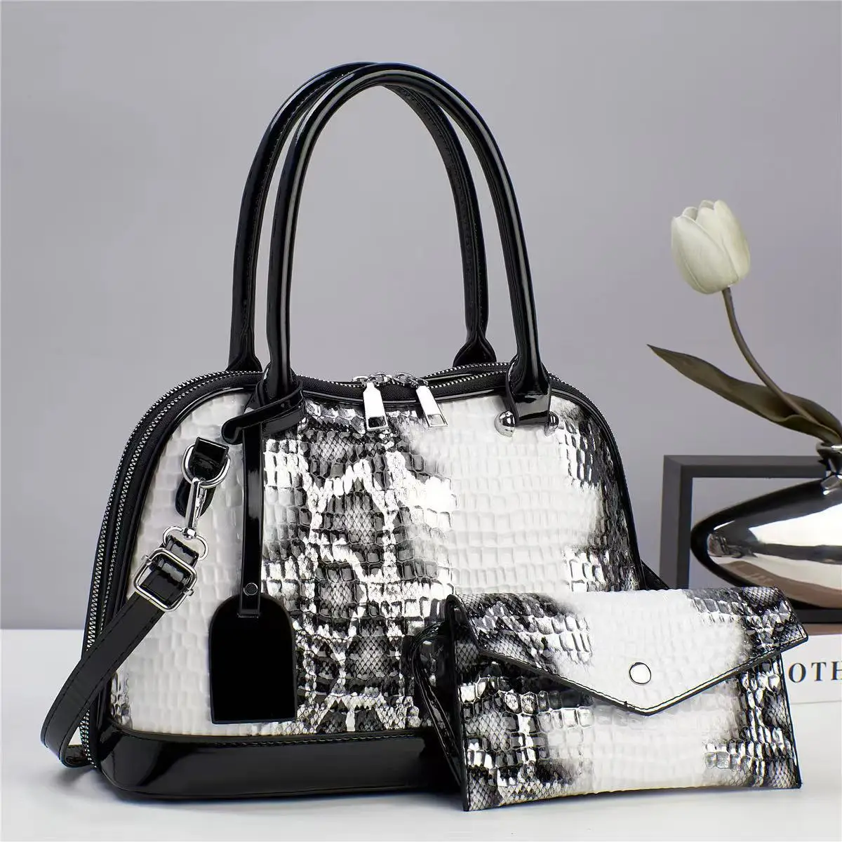 thumbnail image 1 of Bolso con asa y diseño de cocodrilo para mujer, de piel sintética, de gran capacidad, para el hombro, bandolera de marca, para invierno 2024, 1 of 5