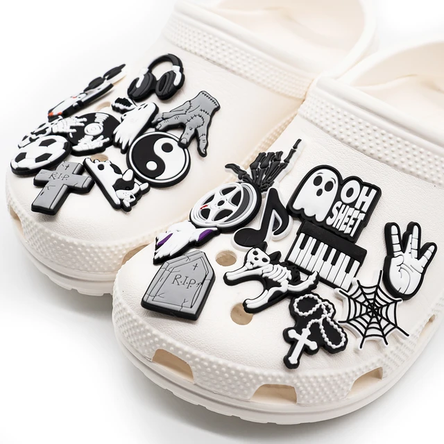 블랙 앤 화이트 축구화 핀으로 일반적인 축구화를 스타일리시하게 변신