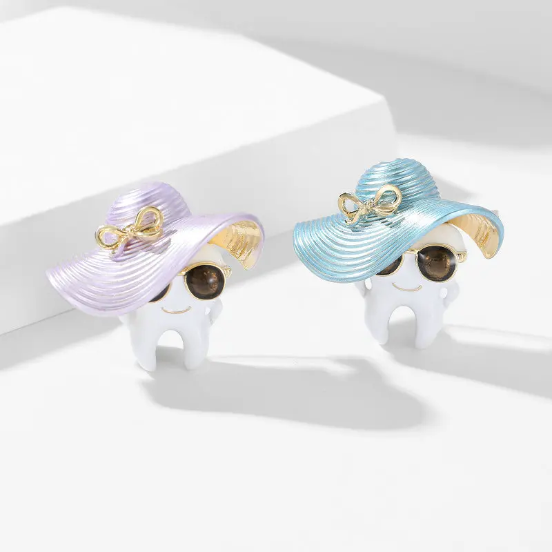 

Harong New Fashion Cool Tooth Brooch Summer Popular Trendy Beautiful Teeth Pin Badge for Woman Man Holiday Party Jewelry