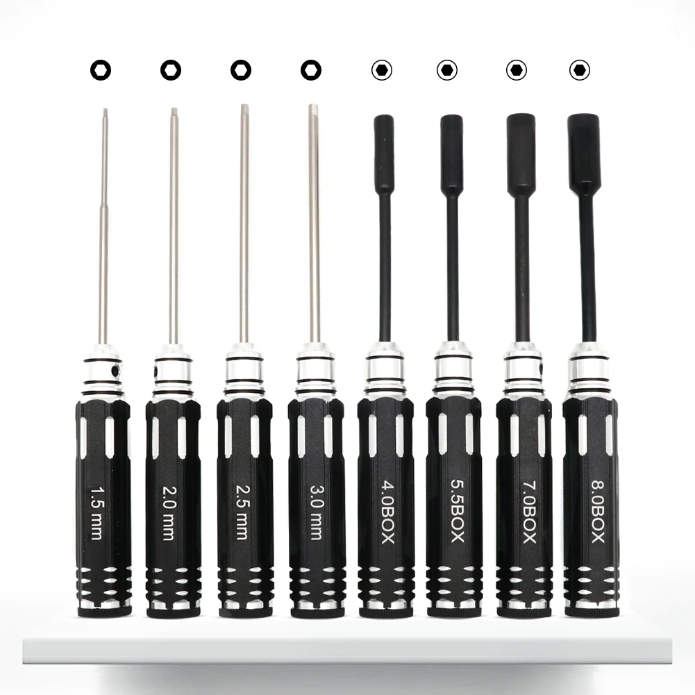 Mains tenant un tournevis du kit 16 pièces pour modélisme, visant une petite pièce électronique