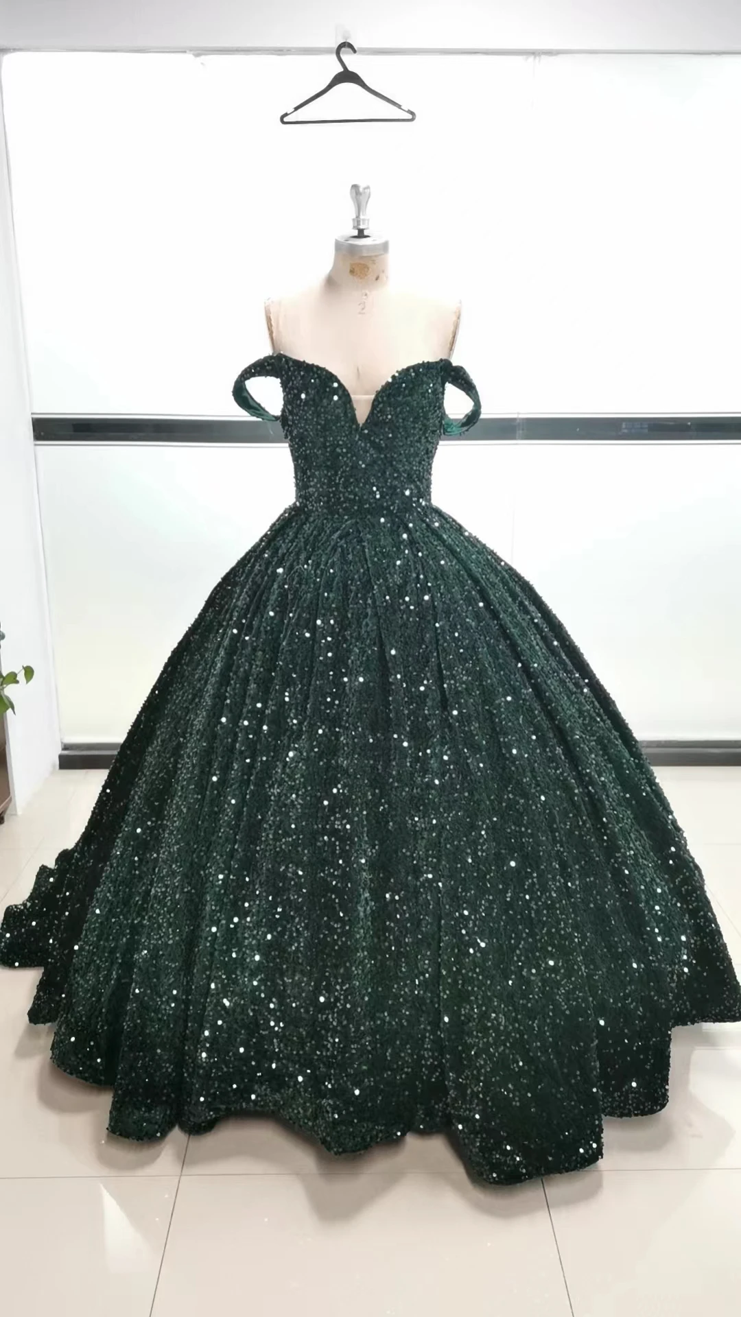 Doymeny Glitter Velvet Sequined Quinceanera Dress Off Shoulder Sweet 16 Year Princess Dress for 15 Years Vestidos quinceanera dresses