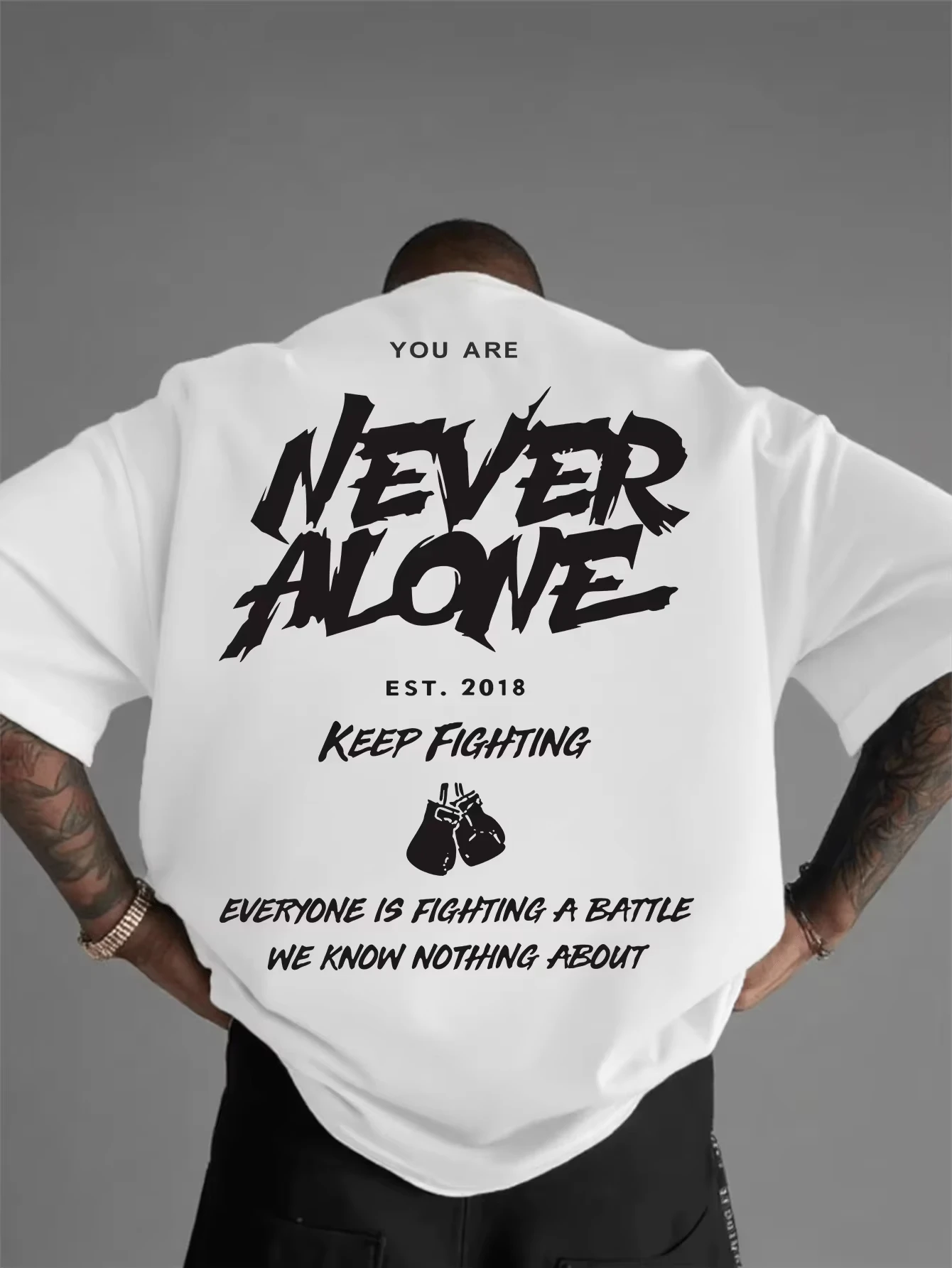 2026 Herren Motivations-T-Shirt mit Boxmotiv „Never Alone“, Weiches Atmungsaktives Gewebe, Reguläre Passform, Lässiges T-Shirt mit Inspirierendem Zitat EST