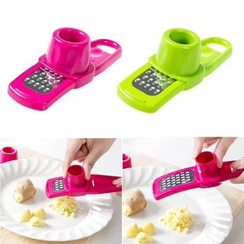 เครื่องบดกระเทียมแบบง่ายสำหรับใช้ในครัวเรือน อุปกรณ์ครัวอเนกประสงค์ ใบมีดสแตนเลส เครื่องบดกระเทียมแบบกดเร็ว พร้อมรูสำหรับแขวน 2