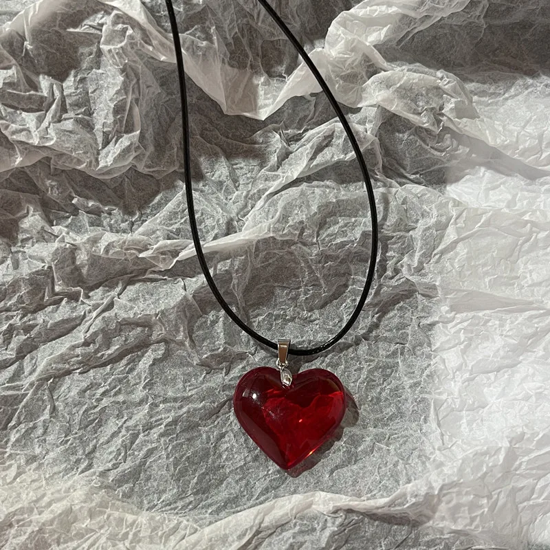Collana Del Cuore E Vesto Rosso Dal Raso Fotografia Stock - Immagine - Foto 2
