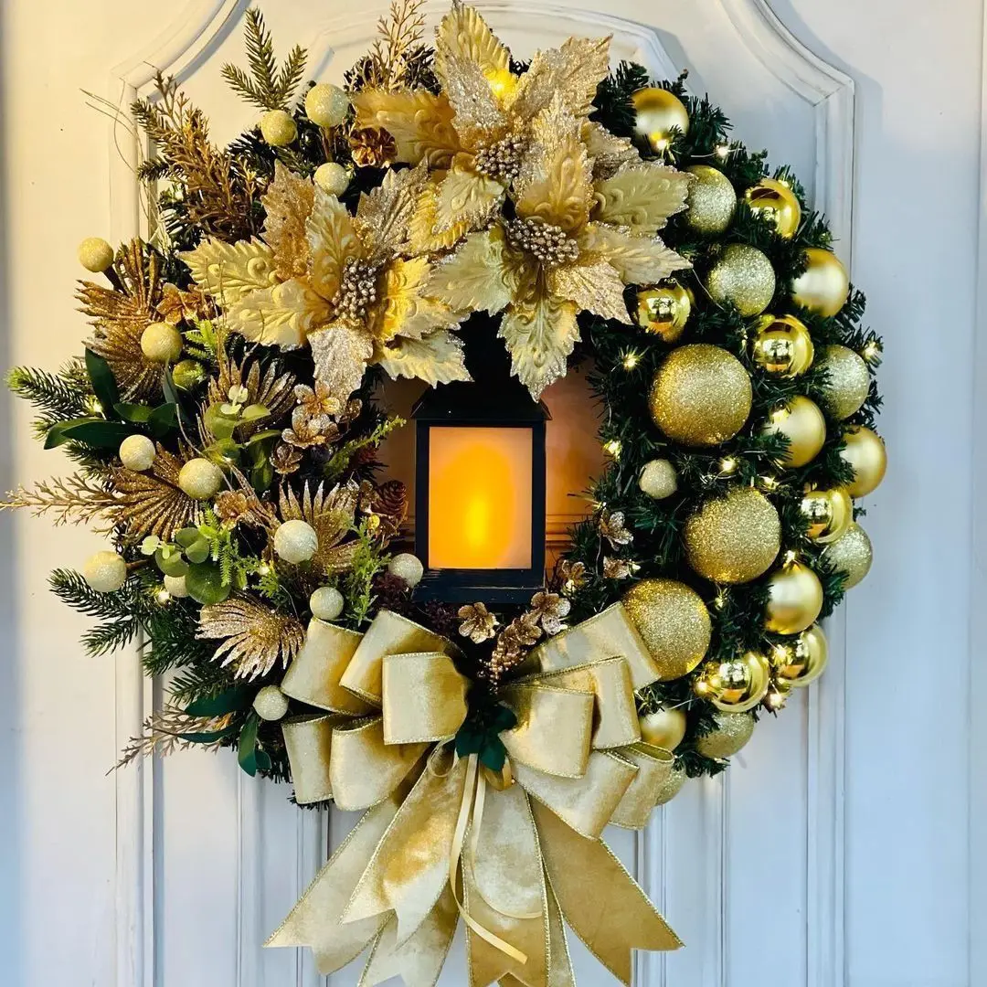 thumbnail image 1 of Corona navideña con lámpara para puerta de entrada, lazo, bola, guirnalda de flores, adornos navideños para colgar en la ventana o la puerta, 1 of 5
