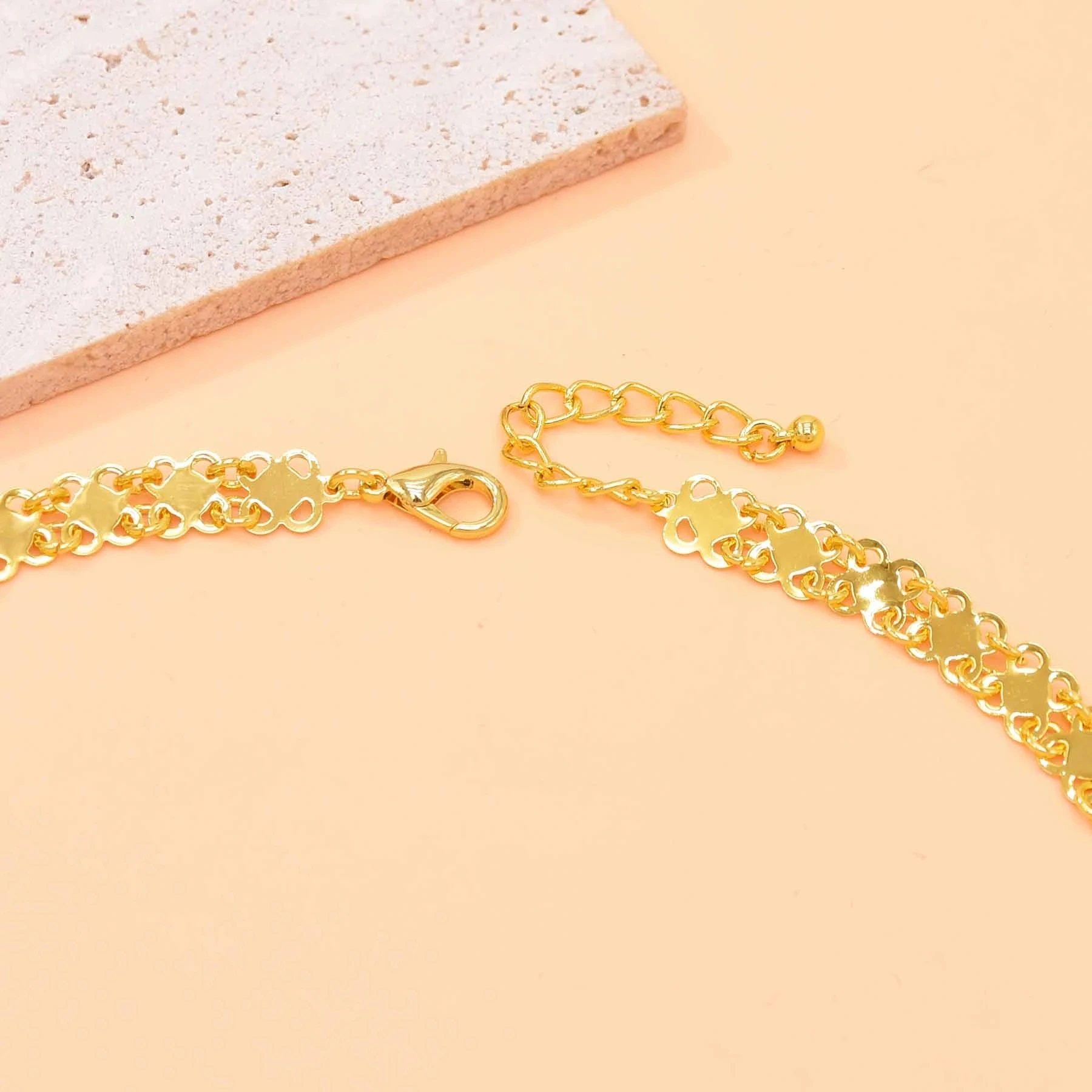 عقد ليرات ذهبي متدلي – تصميم تراثي أنيق