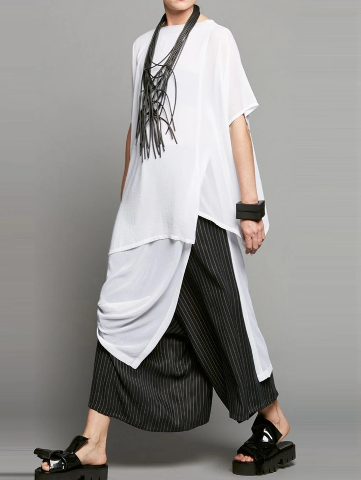 thumbnail image 1 of Camiseta blanca con abertura irregular para mujer, talla grande, nueva camiseta de cuello redondo y manga corta, tendencia de moda para primavera y verano, 1 of 4