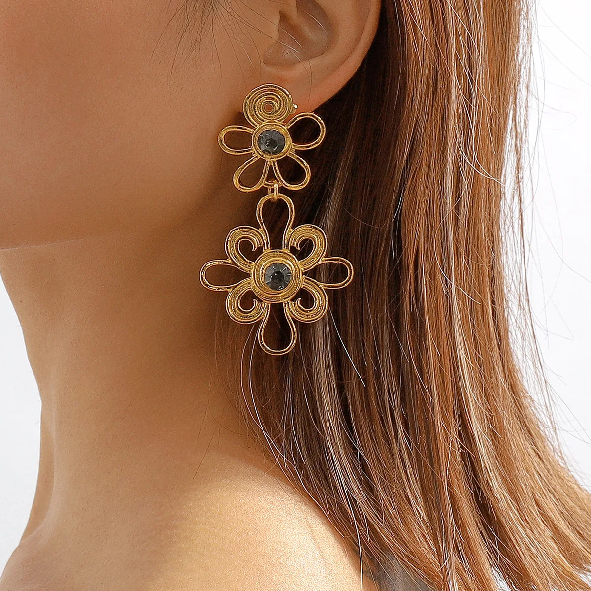

Medieval Style Elegant Court Earrings Vintage Retro Niche Hollow Flower Earrings Female Heart Earrings