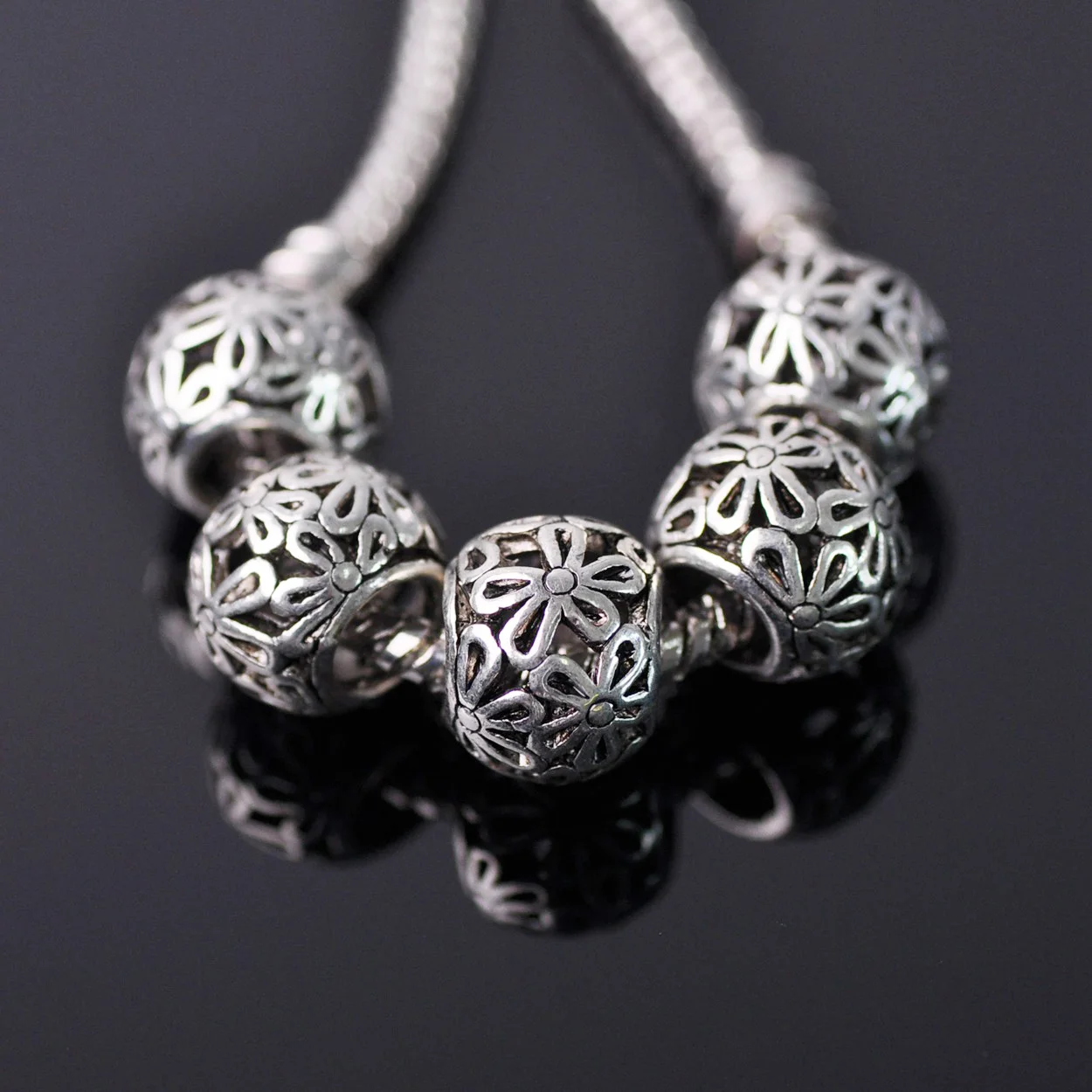 10 Stück 10 mm ~ 12 mm runde hohle Charms tibetische Silberfarbe lose große Lochperlen für Schmuckherstellung DIY europäisches Charm-Armband – Detail 3