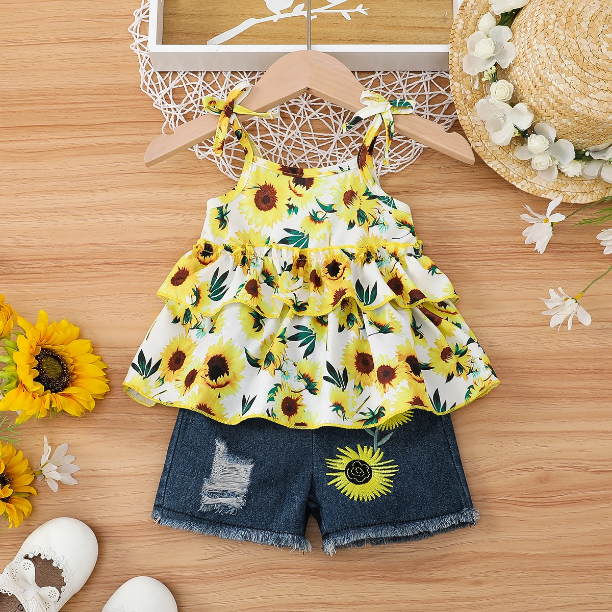 

PatPat 2pcs Baby Girl Sunflower Print Camisole and 100% Cotton Ripped Denim Shorts Set