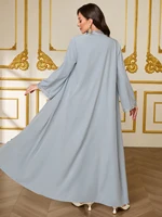 Ensemble de robe de luxe gris-bleu de style français avec broderies en dentelle, Abaya ouverte sur le devant de style moyen-oriental pour mariage / fête / usage quotidien 2