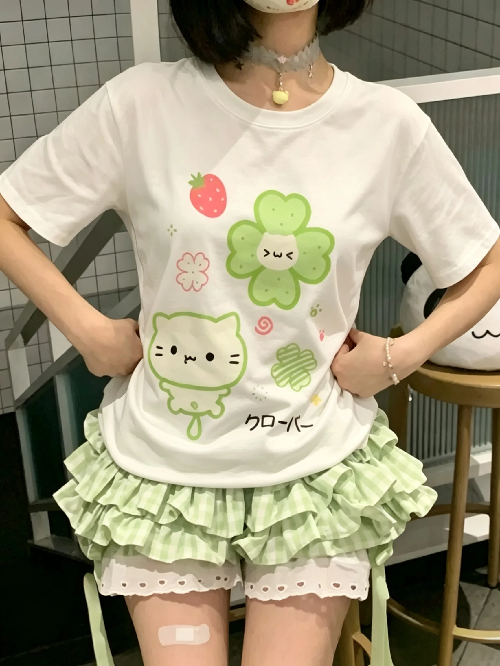 2026 Pastellgrünes Kawaii-Katzen-T-Shirt mit vierblättrigem Kleeblatt, japanischem Text und Erdbeer-Grafik, sommerlich, lässig, locker geschnitten, Damen-Oberteil