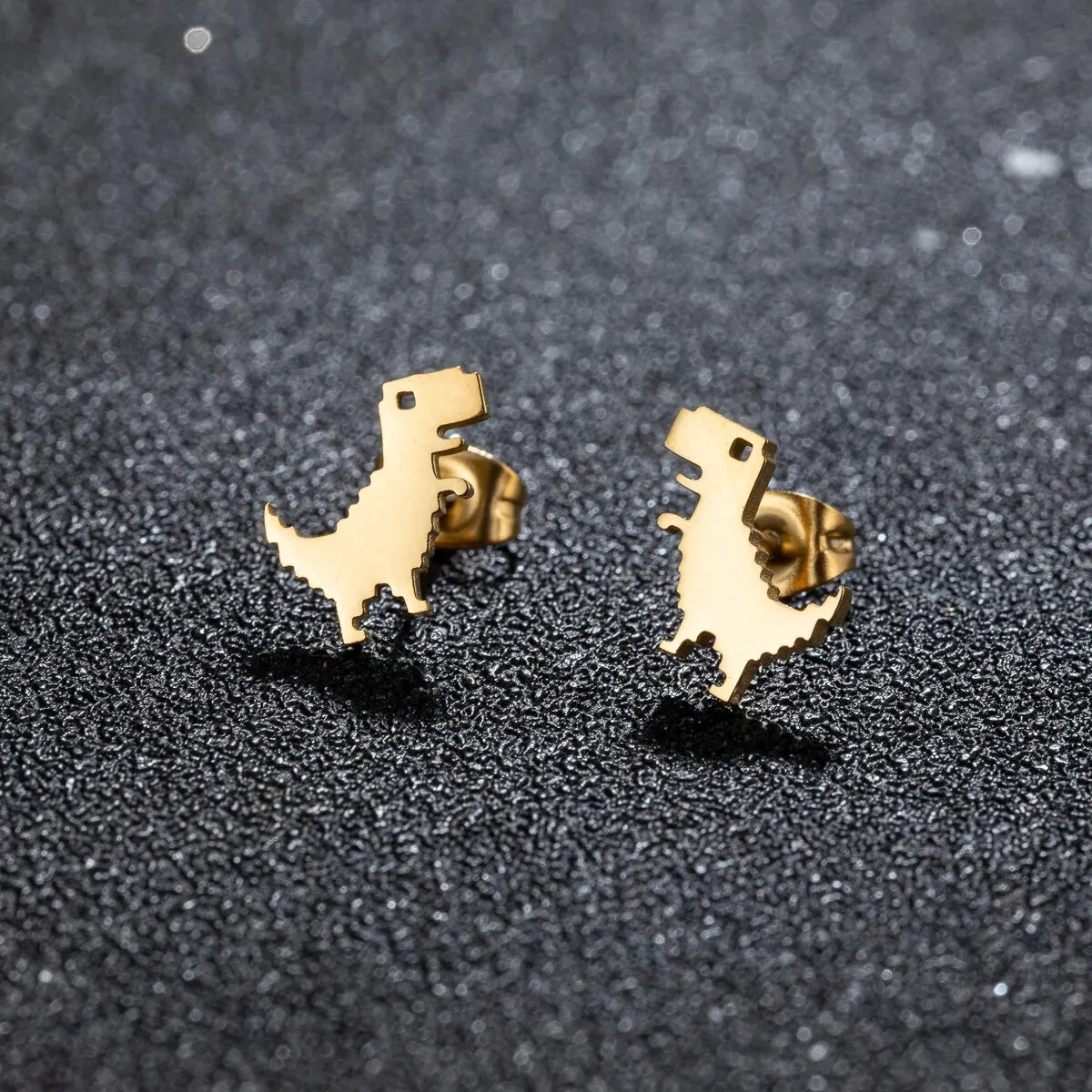 Orecchini mini dinosauro dettaglio materiale