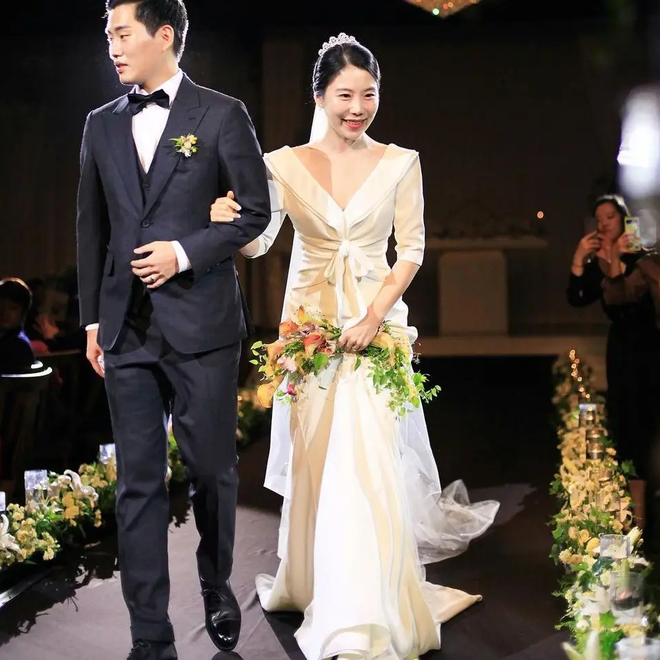 

Elegant Mermaid Wedding Dresses Romantic Long Bridal Gown Scalloped V Neck Regular Half Sleeves Bride Dress Custom Made TT413