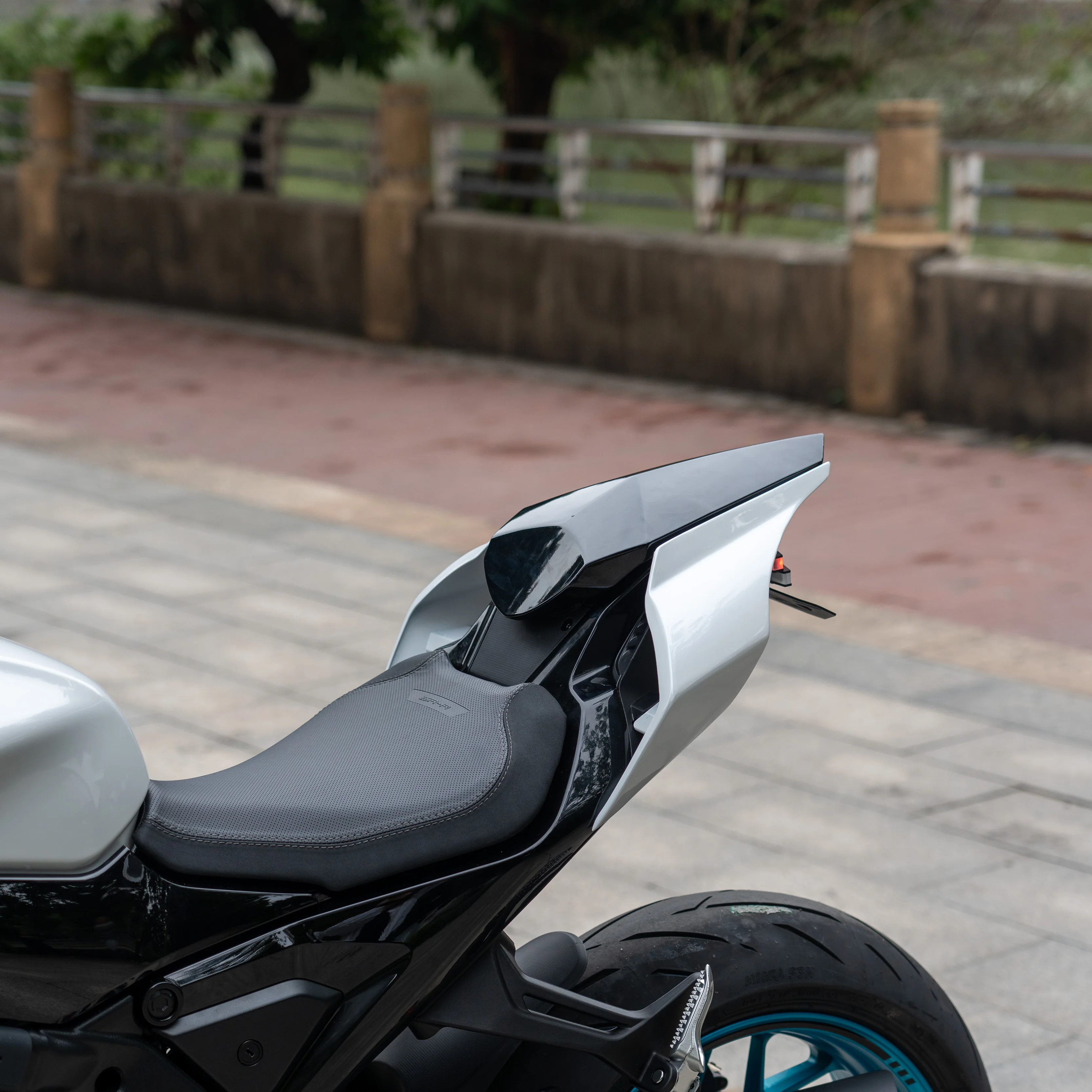 AWLN(きです) オートバイ後部座席テールカバーカウルハンプ Cfmoto