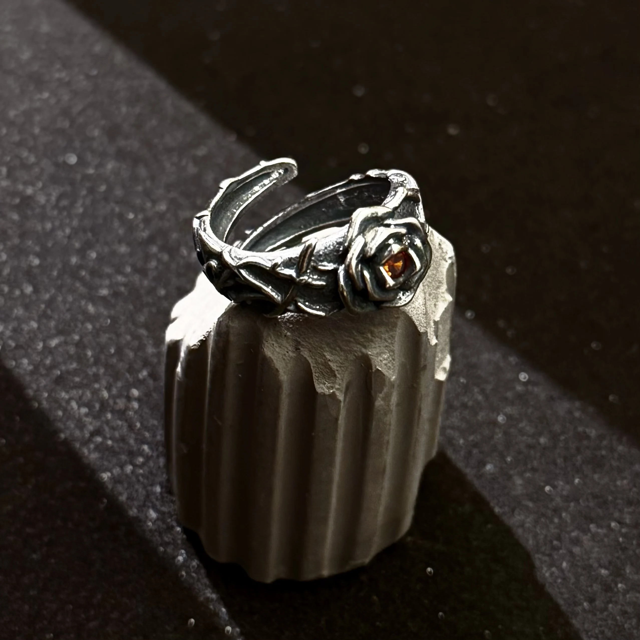 Retro Ewige Reben & Rotes Herz Rose Verstellbarer Offener Ring Für Männer Versilbertes Kupfer Punk Gothic Edgy Schmuck Zubehör Geschenk – Detail 15