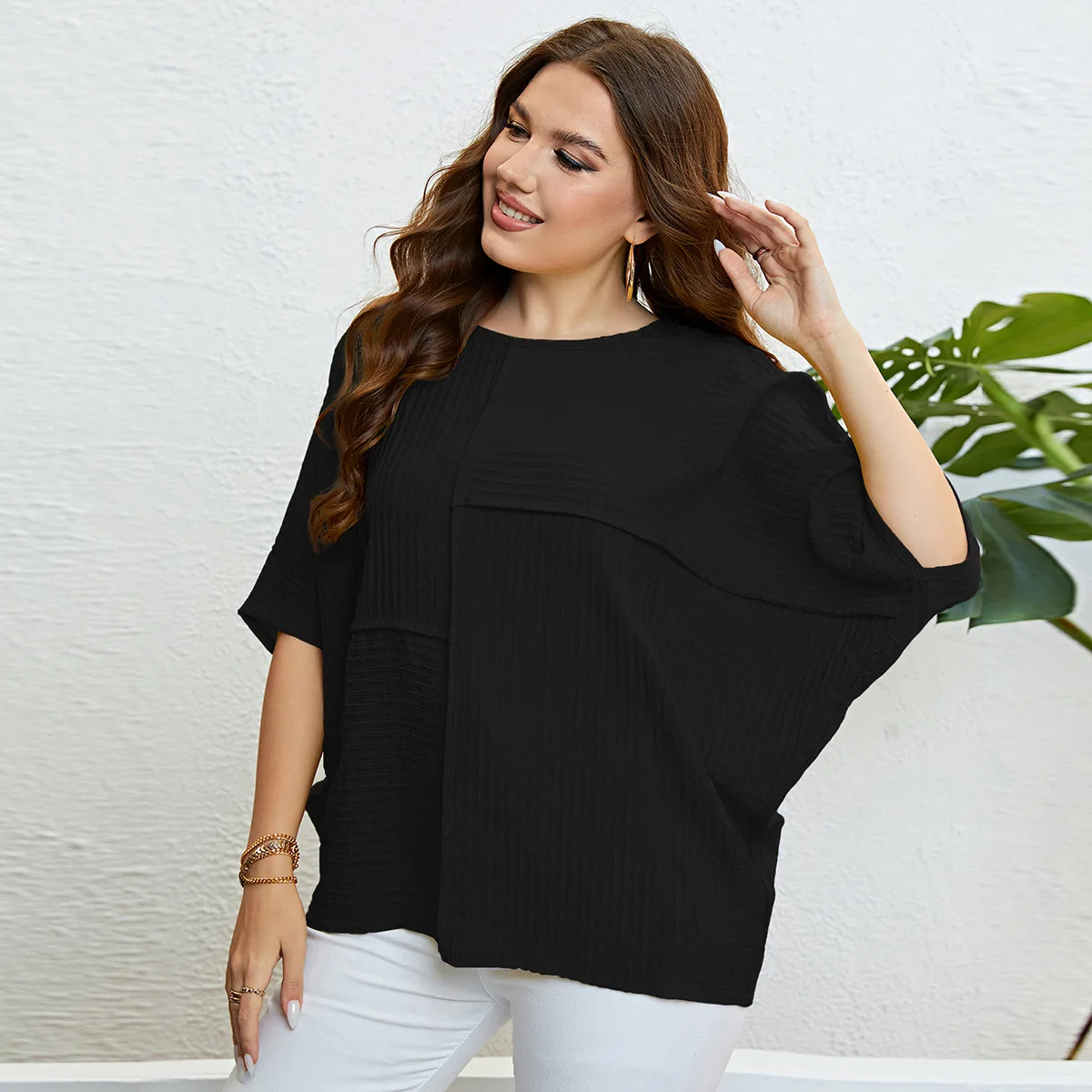 Рисунок 2 - Женская клетчатая футболка с круглым