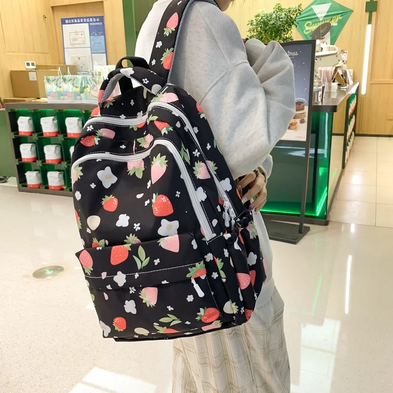

Новый Модный милый школьный рюкзак для девочек с принтом клубники и широким плечевым ремнем для снижения нагрузки и защиты позвоночника