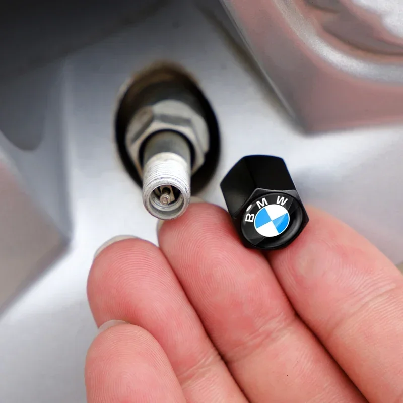 BMW E36 E46 E90 E60 E39 F30 F10 F20 E70 E53 G30 E91 악세사리용 키체인 키링 배지가 있는 자동차 휠 타이어 밸브 스템 캡