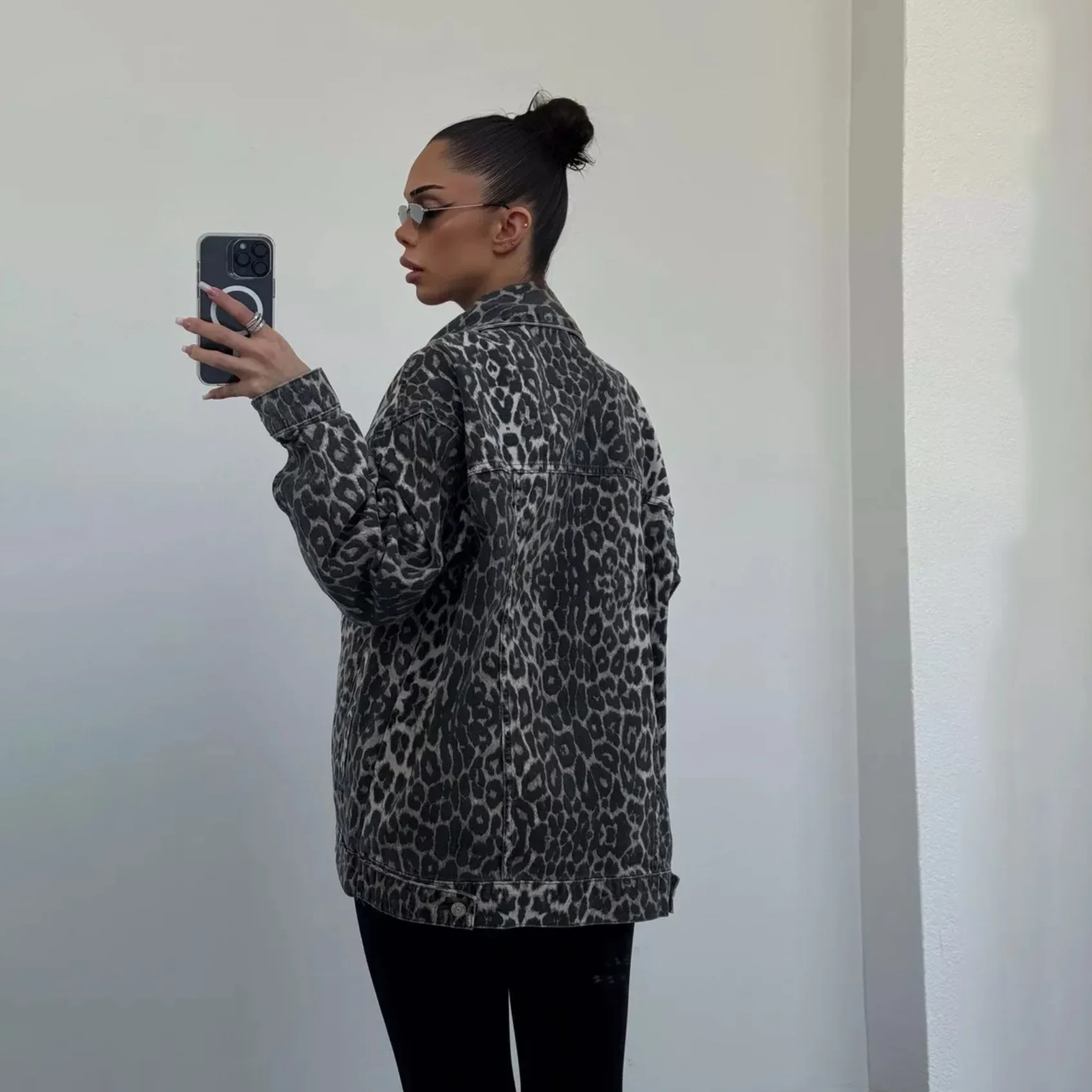 Veste en jean décontractée à imprimé léopard pour femme, coupe ample printanière avec poches et boutons, style vintage mi-long tendance 2