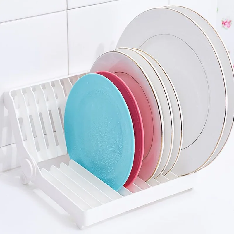 Égouttoir à vaisselle léger en plastique doté d'un mécanisme pliable.