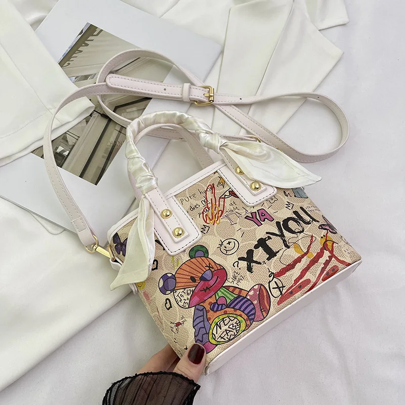 حقيبة يد عصرية بتصميم جرافيتي فني للنساء، تتميز بح...