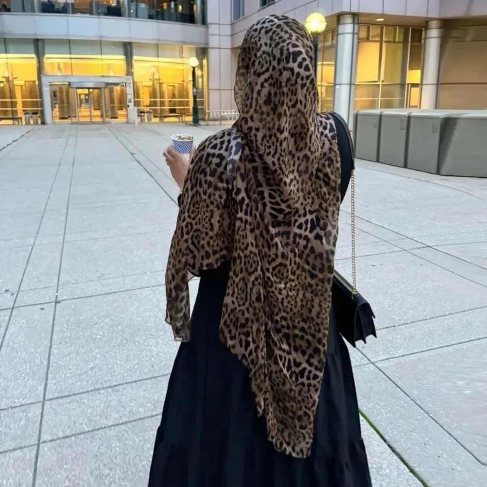 Neuer Weicher Leopardenmuster-Schal in Übergröße aus Dünnem Stoff, Eleganter Trendiger Voile-Kopfschmuck und Halstuch für Damenmode – Detail 3
