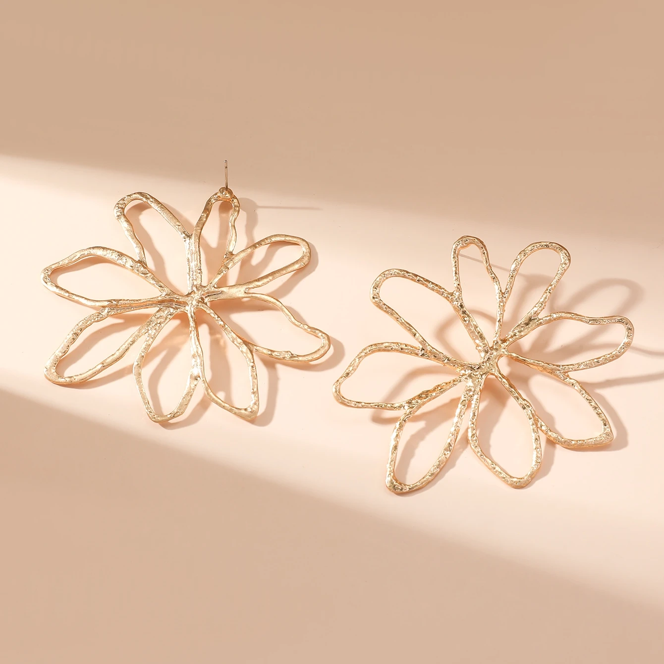 Trendy Stylish Irregular Hollow Big Flowers Earrings for Women Ladies Exaggerated Trendy Geometric Metal Earring Fashion Jewelry