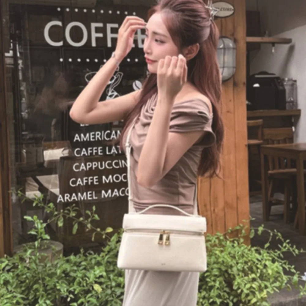 حقيبة يد نسائية من JW PEI بتصميم مقبض علوي، موديل...