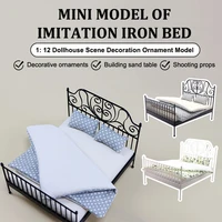 Lit double de simulation 1/12 pour maison de poupée, style européen, avec matelas, oreiller et couette, en fer forgé, pour décoration de chambre et maison de poupée 4