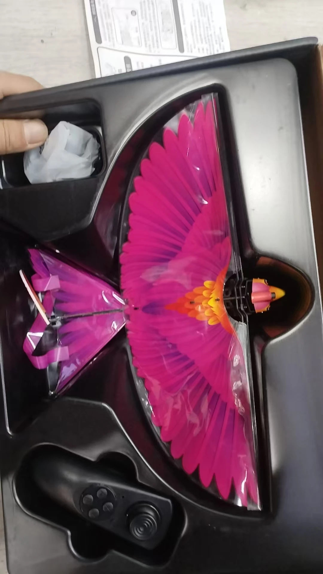Gros plan sur le Drone Oiseau Go Go Bird avec télécommande à côté.
