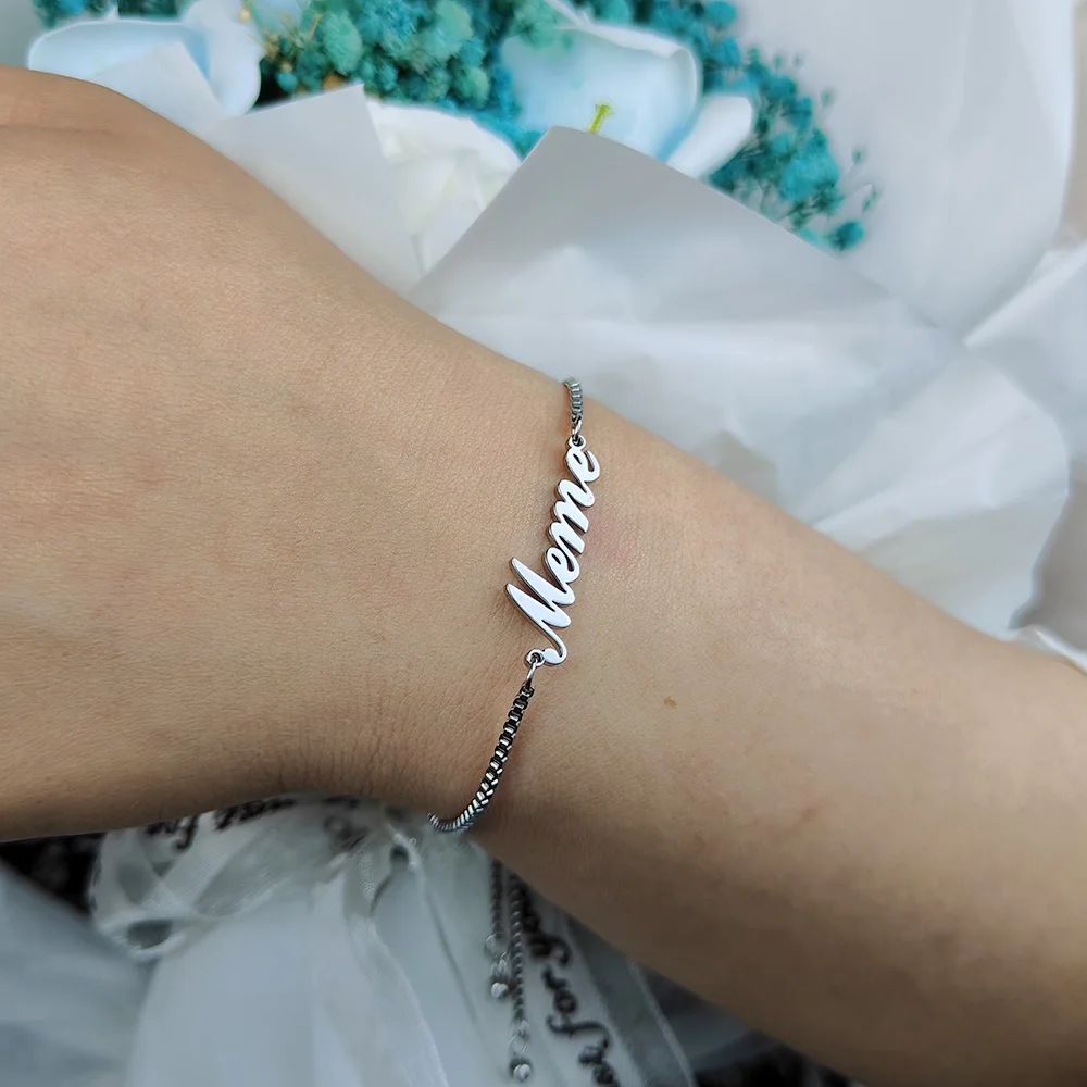 Рисунок 5 - Женские браслеты из серебристой металлической цепи