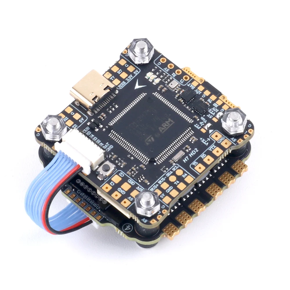 Installation de l'ESC AM32 60A 128k 4 en 1 3-6S DShot1200 sur un drone FPV, avec bras et moteurs.