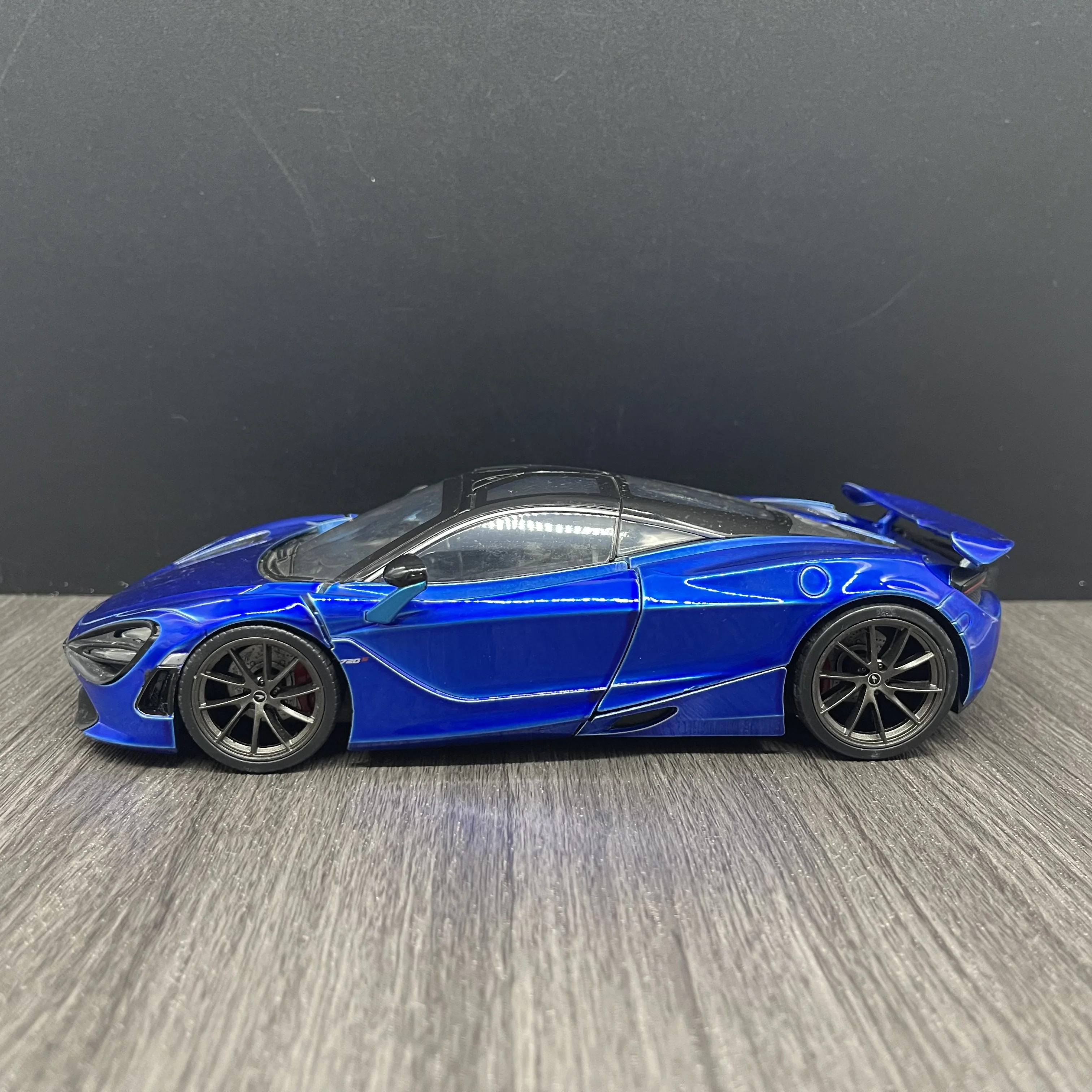 Фото Игрушка Jada McLaren 720S синяя и темно-синяя с черным топом 1/24 литая модель автомобиля игрушки для детей и взрослых №3