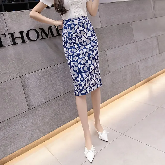 

Весеннее женское мини-платье с художественным принтом