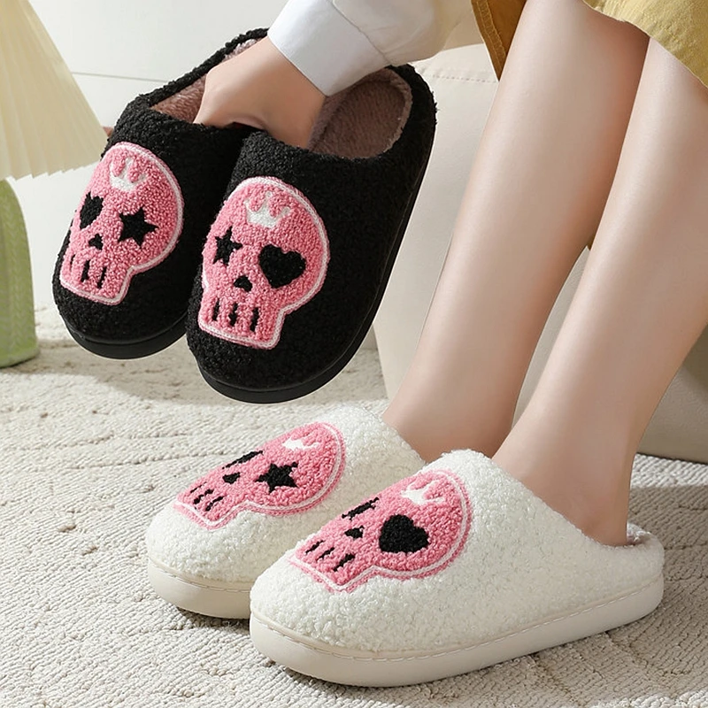 Chaussons en peluche squelette d'Halloween, pantoufles à bout fermé, chaussures de maison confortables et chaudes à enfiler, pantoufles mignonnes en fourrure douce pour hommes et femmes S045_voghion.com