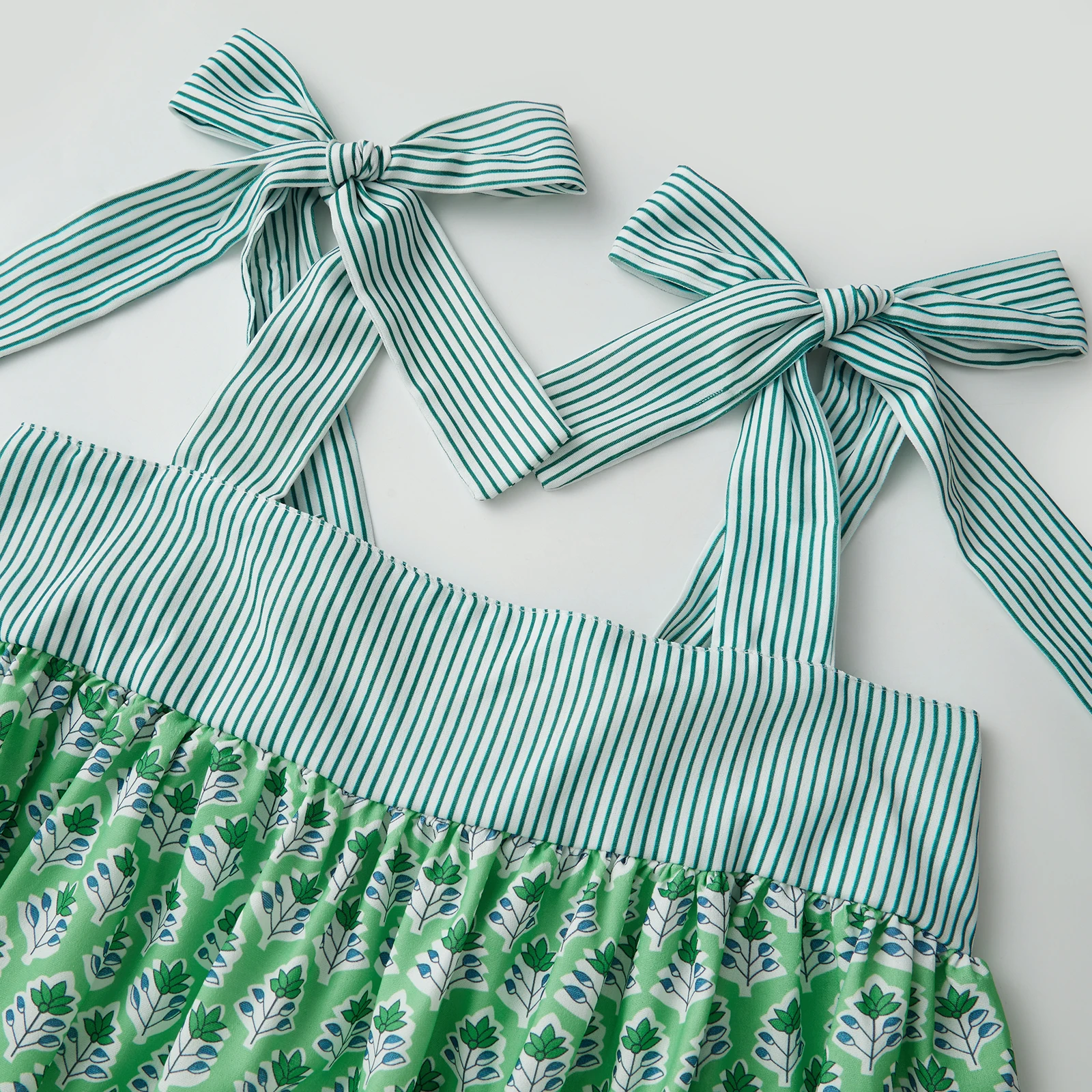 Women s V-Neck Sleeveless Floral Print Maxi Dress with Adjustable Straps Elegant Summer Beach Dress for Vacation or Party Wear