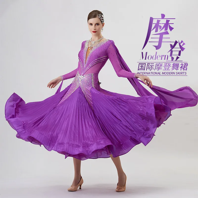 

The new national standard modern dance shows the competition, and the dress is tailored