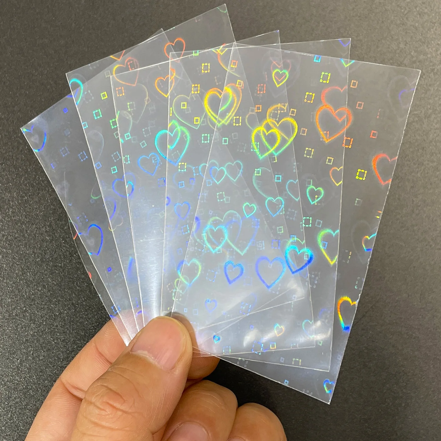 100pcs/Lot Sweet Heart Shaped Laser Flashing Card Sleeves Trading Kpop Photo Cards Sleeve Shield Magic Card Protector Holographic Foil Protective Cover fit YGO 61x88mm 