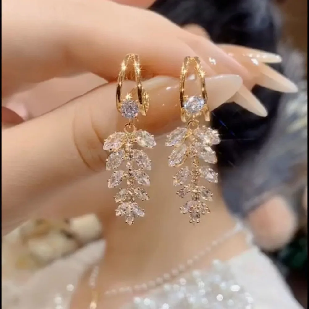 

Small and niche design with diamond leaf tassels, light luxury, zircon leaf, high-end feel, heavy industry earrings