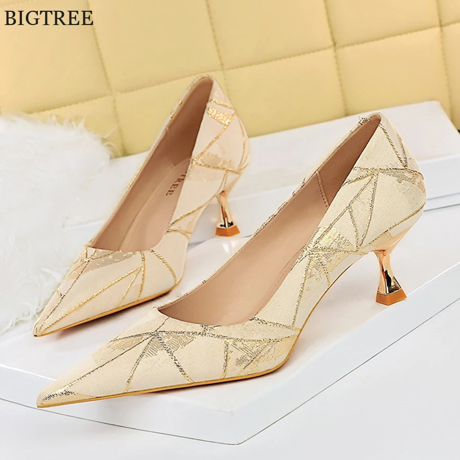 Tacón Alto En Una Oficina La Moda De Las Tallas De Zapatos Es 36