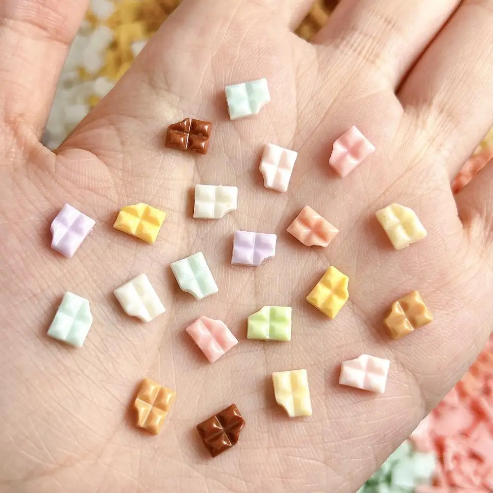 60PCS 미니 다채로운 초콜릿 수지 네일 매력 귀여운 빛나는 광택 노치 초콜릿 네일 아트 장식 DIY 손톱 액세서리