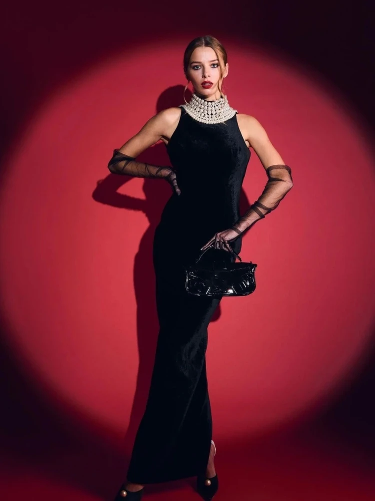 

Женское бархатное платье с лямкой на шее, Черное длинное платье без рукавов с жемчужной цепочкой, яркое вечернее платье